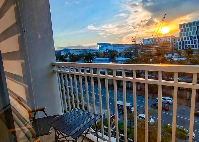 Shore1 Towerd 1br Moa Firewoks View By Shmily Staycation Manila